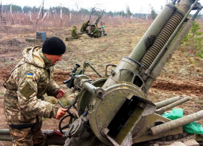 Резкое обострение в Донбассе: ВСУ начали массированный обстрел по всей линии фронта